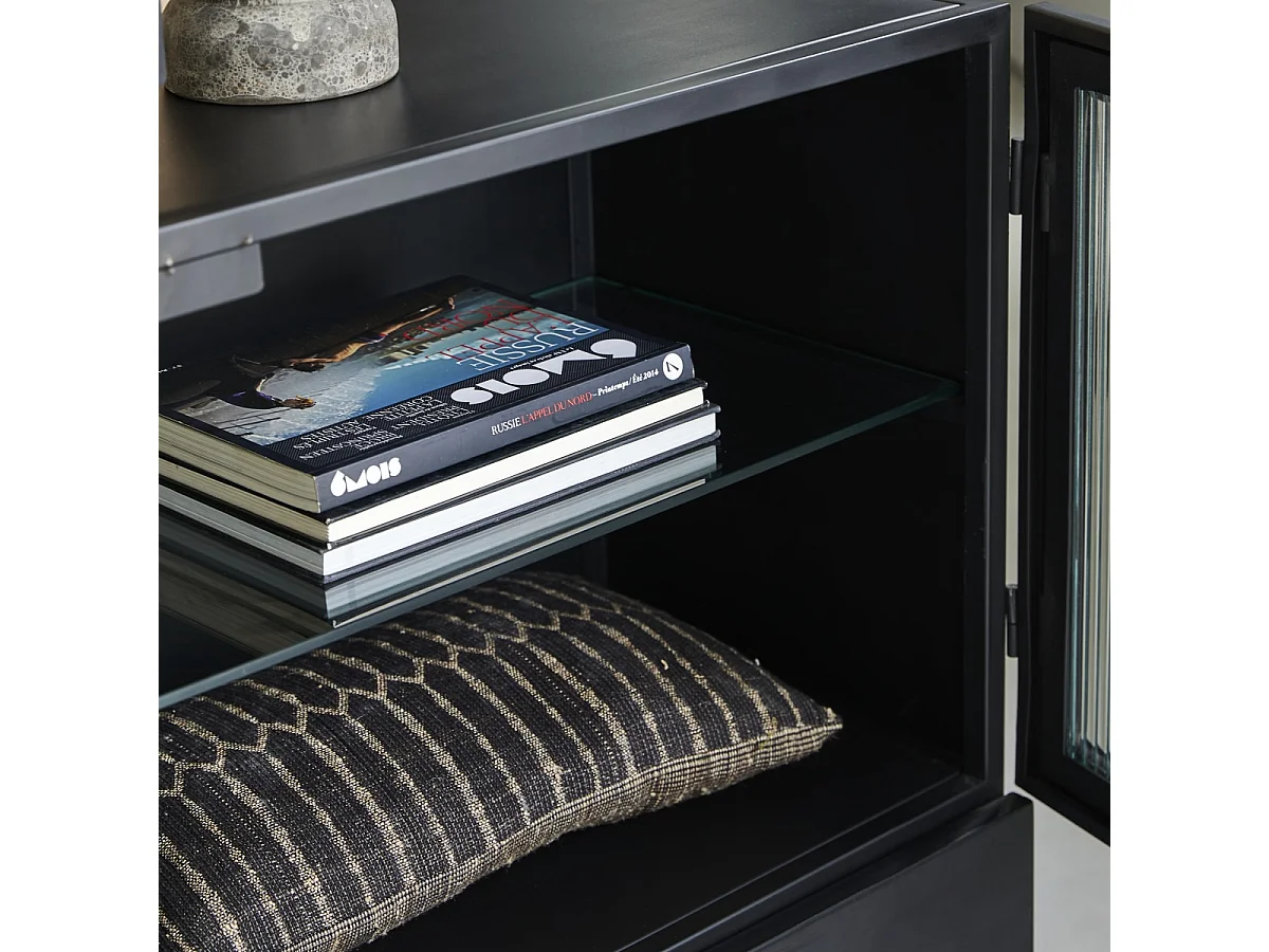 Vitrine basse en métal peint Emil