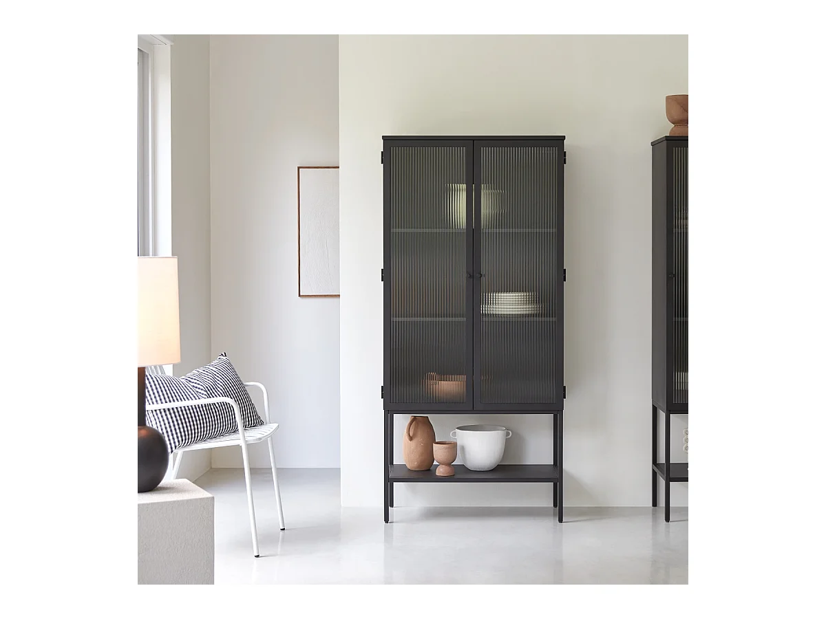 Hoher Vitrinenschrank Antonin aus lackiertem Metall