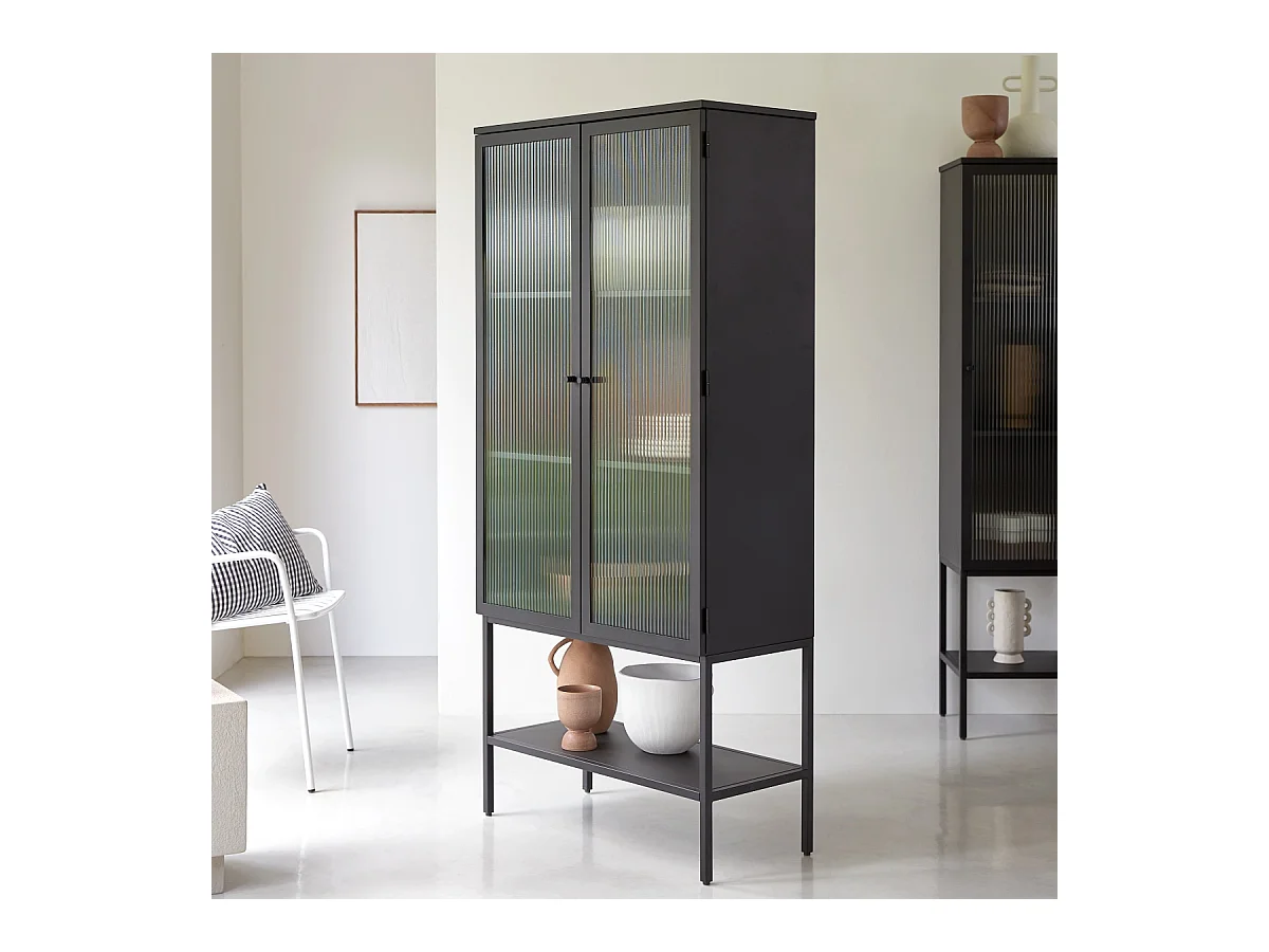 Hoher Vitrinenschrank Antonin aus lackiertem Metall