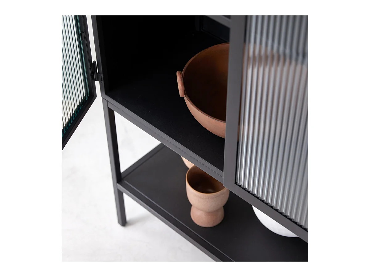 Hoher Vitrinenschrank Antonin aus lackiertem Metall