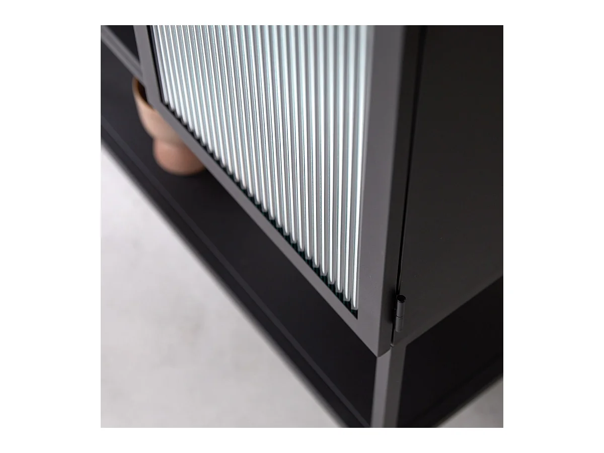 Hoher Vitrinenschrank Antonin aus lackiertem Metall