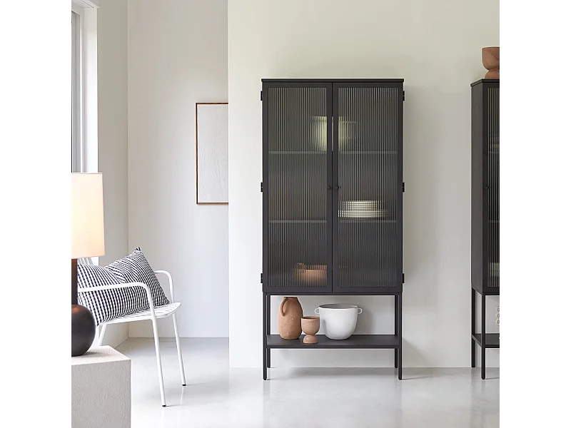 Hoher Vitrinenschrank Antonin aus lackiertem Metall