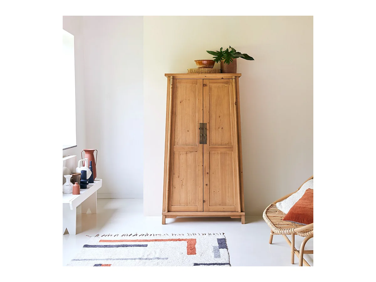 Schrank Yuki aus massivem recycelten Pinienholz