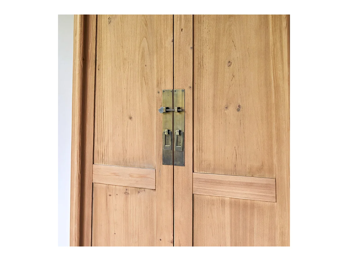 Schrank Yuki aus massivem recycelten Pinienholz