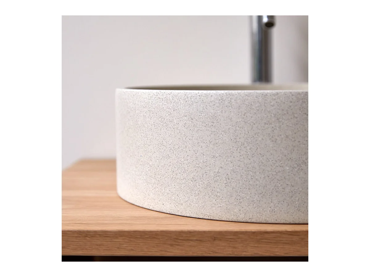 Rundes Waschbecken Gina aus cremefarbenem Terrazzo
