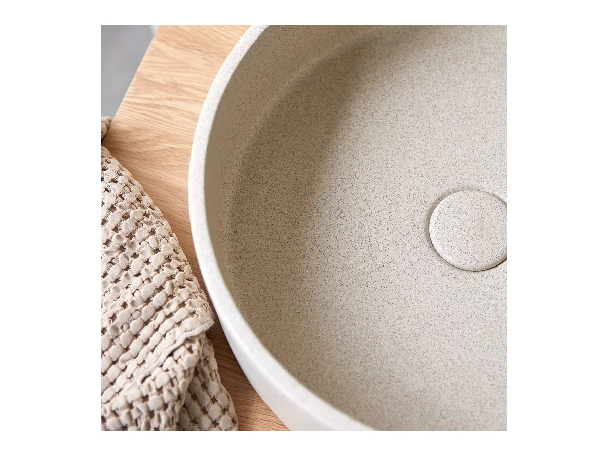 Rundes Waschbecken Gina aus cremefarbenem Terrazzo