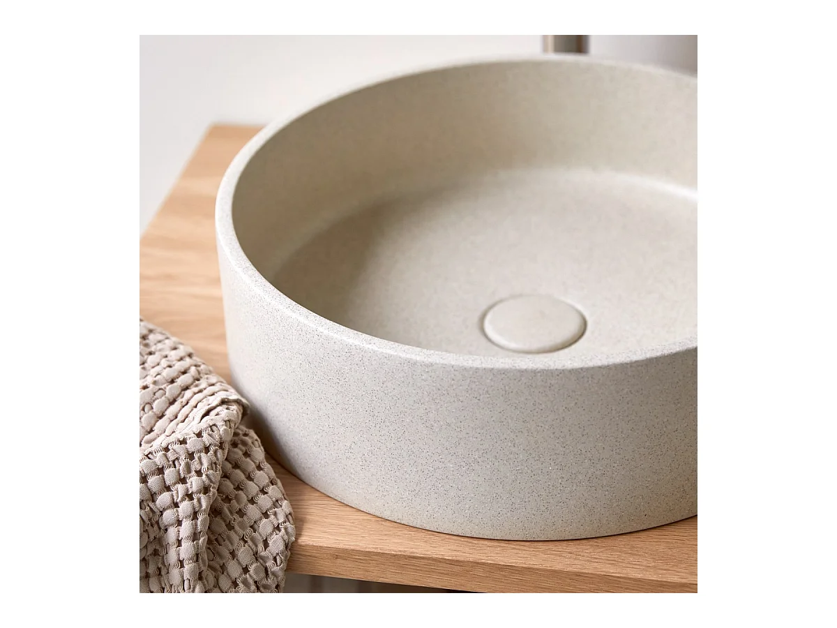 Rundes Waschbecken Gina aus cremefarbenem Terrazzo