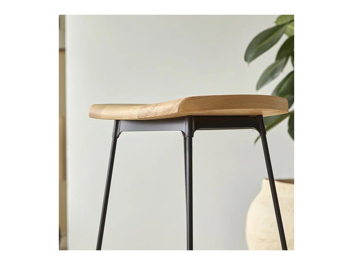 Hoher Hocker Diego Black aus Metall und Eschenholz