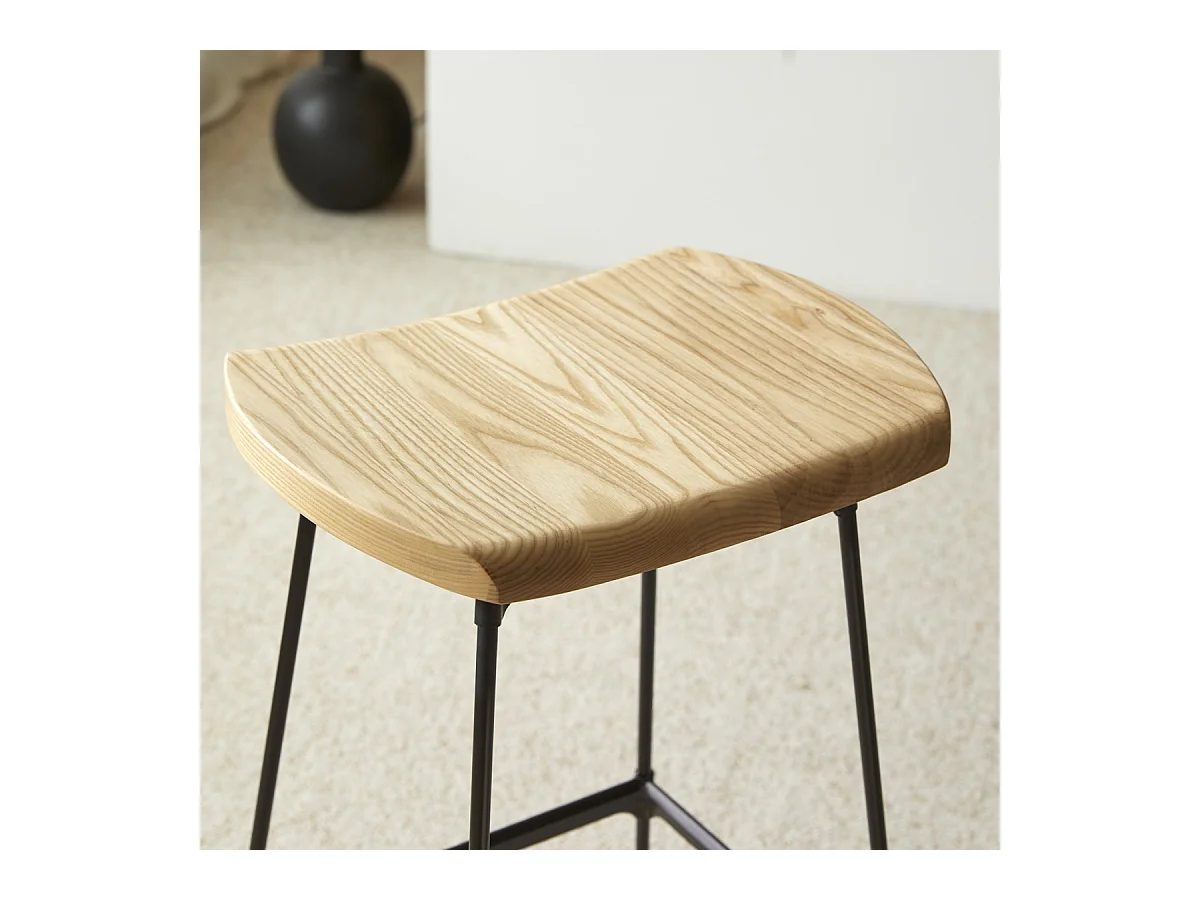 Hoher Hocker Diego Black aus Metall und Eschenholz