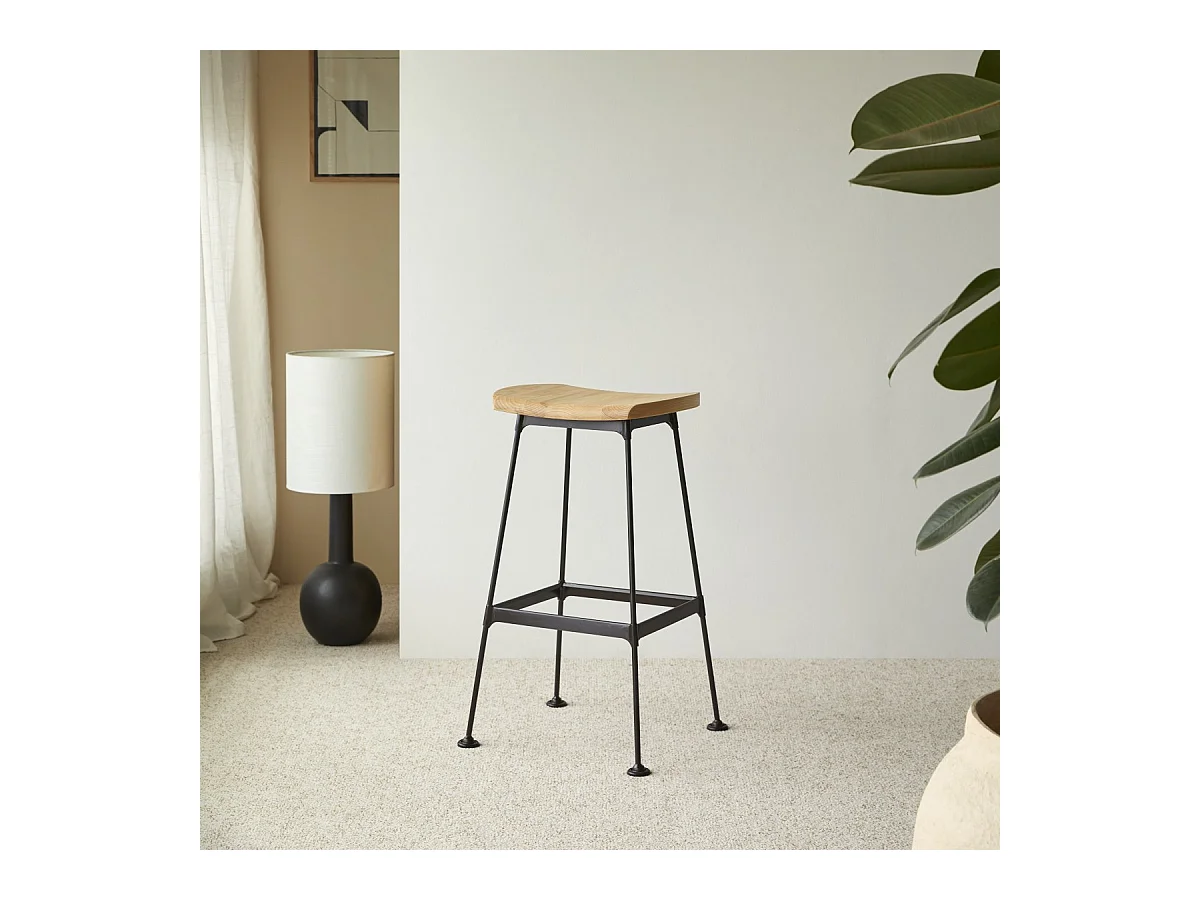 Hoher Hocker Diego Black aus Metall und Eschenholz