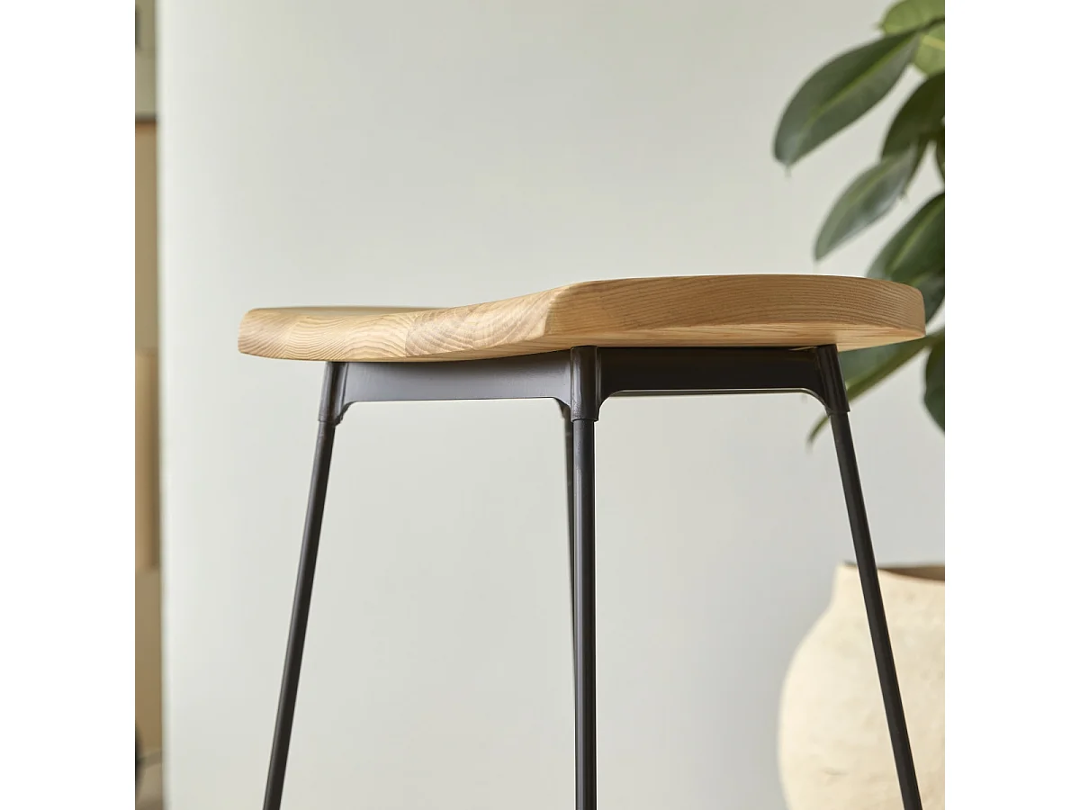 Hoher Hocker Diego Black aus Metall und Eschenholz