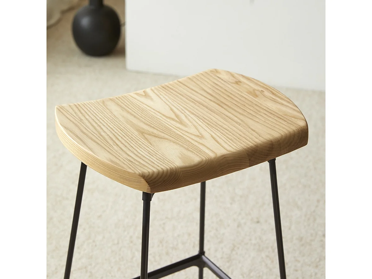 Hoher Hocker Diego Black aus Metall und Eschenholz