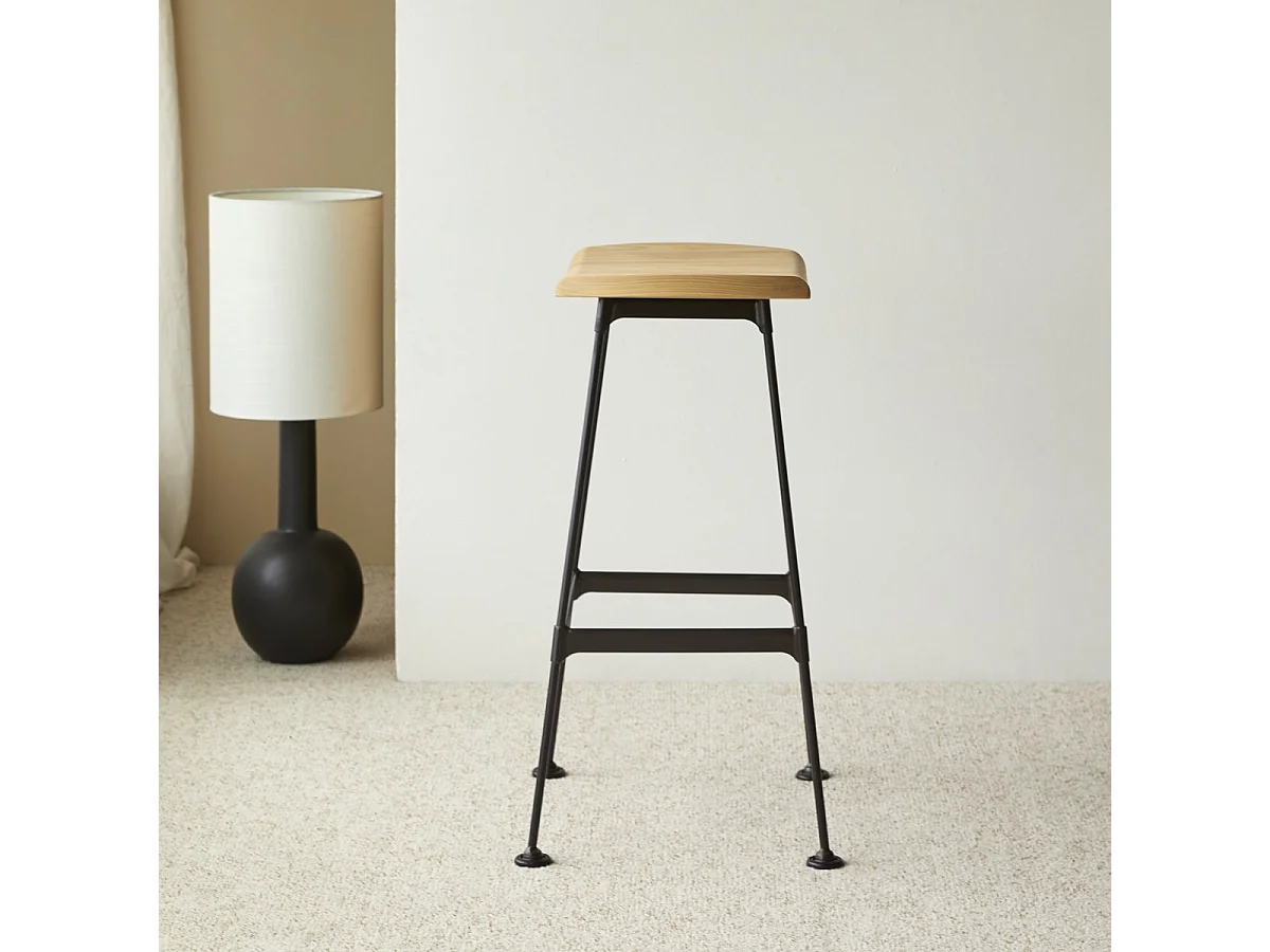 Hoher Hocker Diego Black aus Metall und Eschenholz