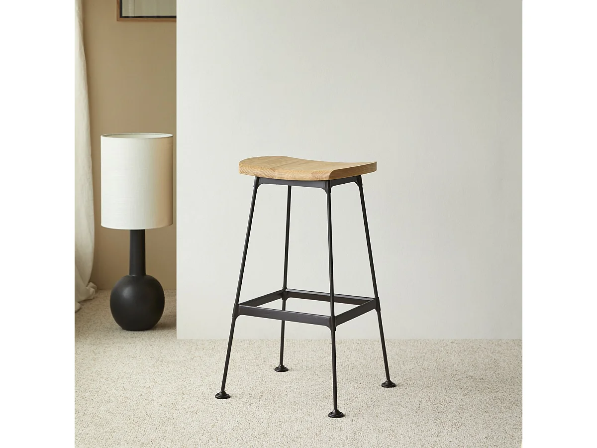 Hoher Hocker Diego Black aus Metall und Eschenholz