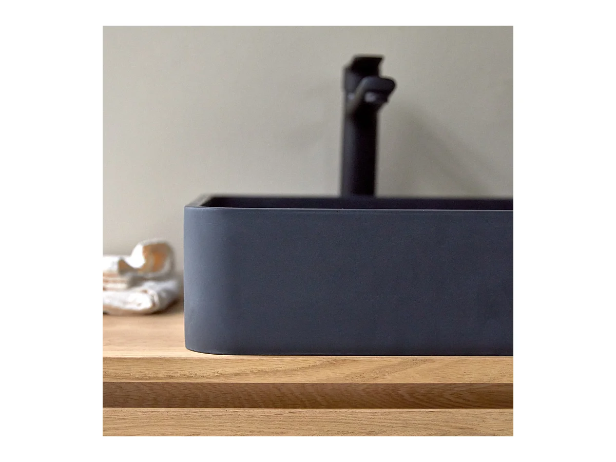 Quadratisches Waschbecken Thaïs aus schwarzem Terrazzo