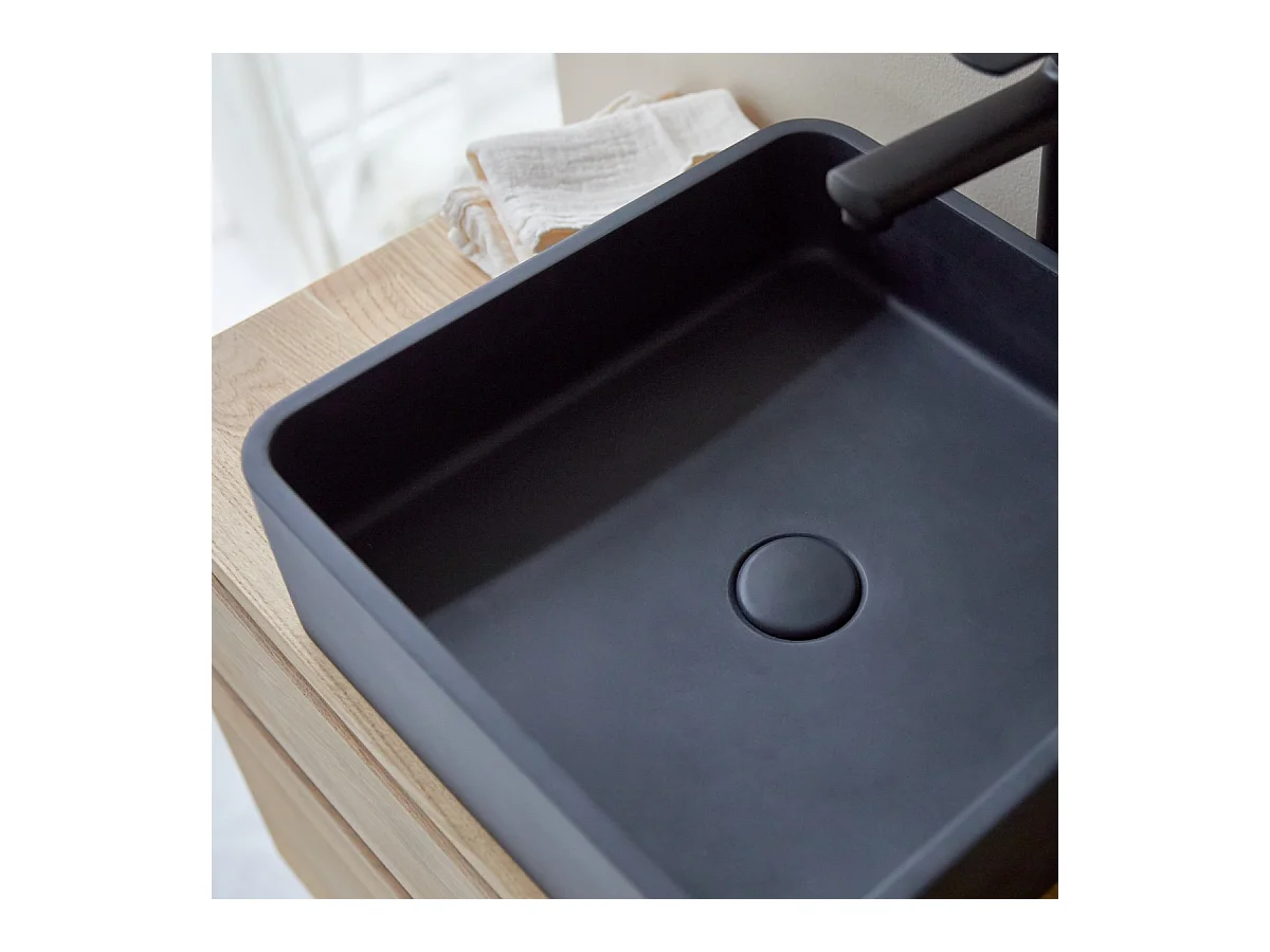 Quadratisches Waschbecken Thaïs aus schwarzem Terrazzo