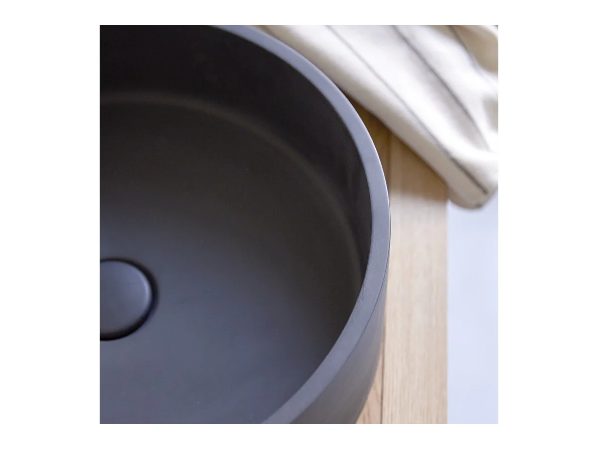 Runder Waschtisch Gina aus schwarzem Terrazzo