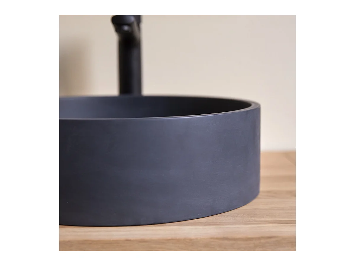 Runder Waschtisch Gina aus schwarzem Terrazzo