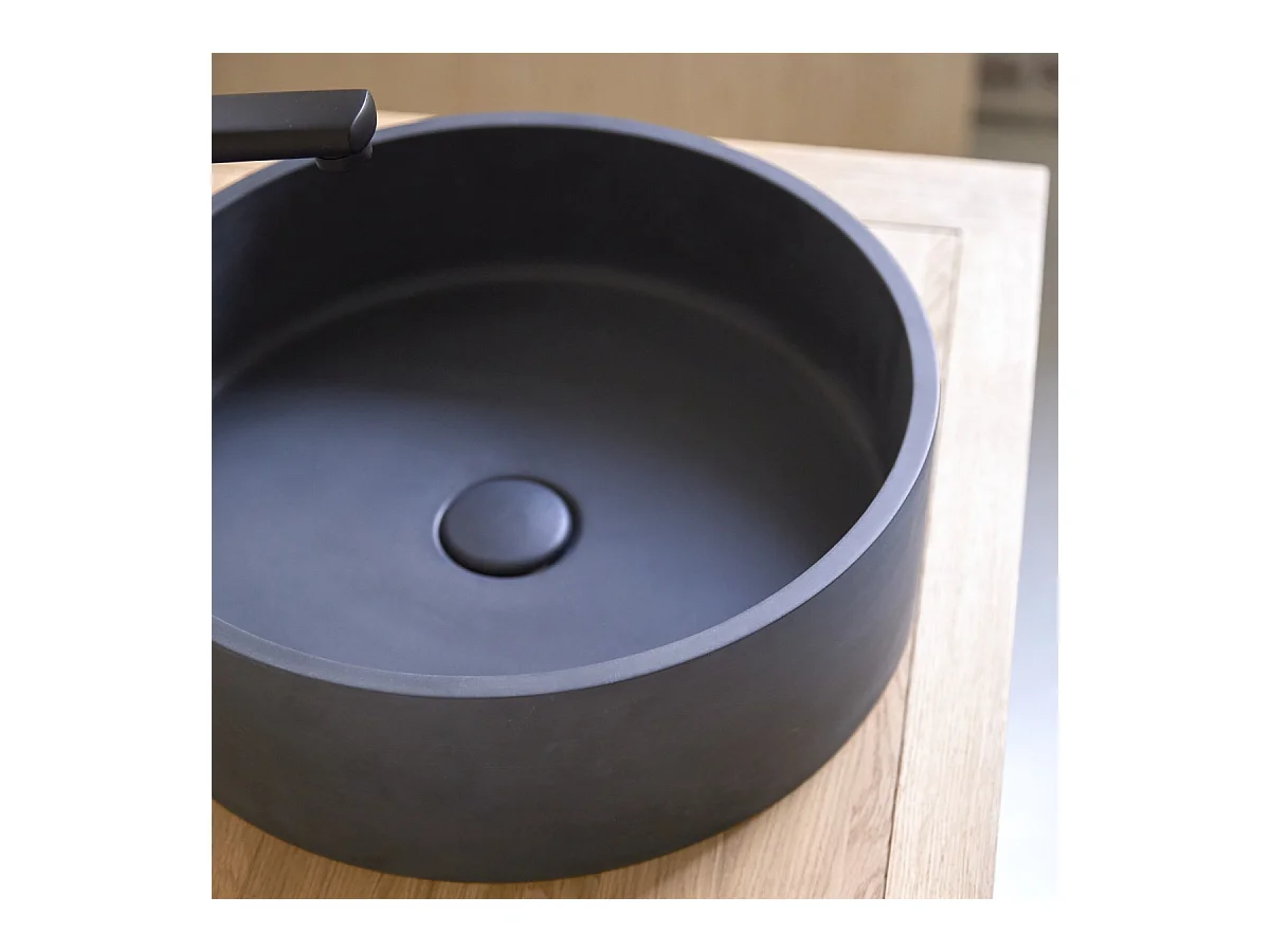 Runder Waschtisch Gina aus schwarzem Terrazzo