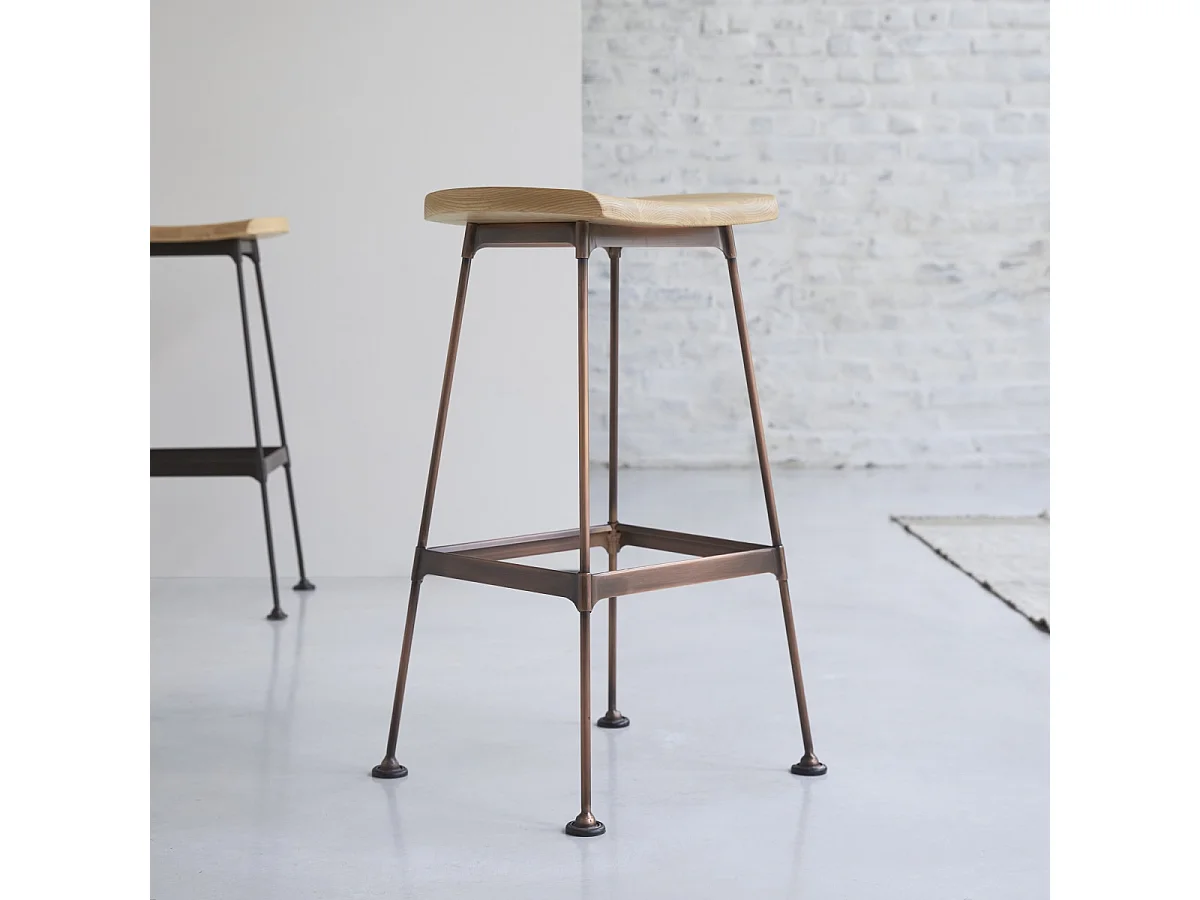Hoher Hocker Diego copper aus Metall und Eschenholz
