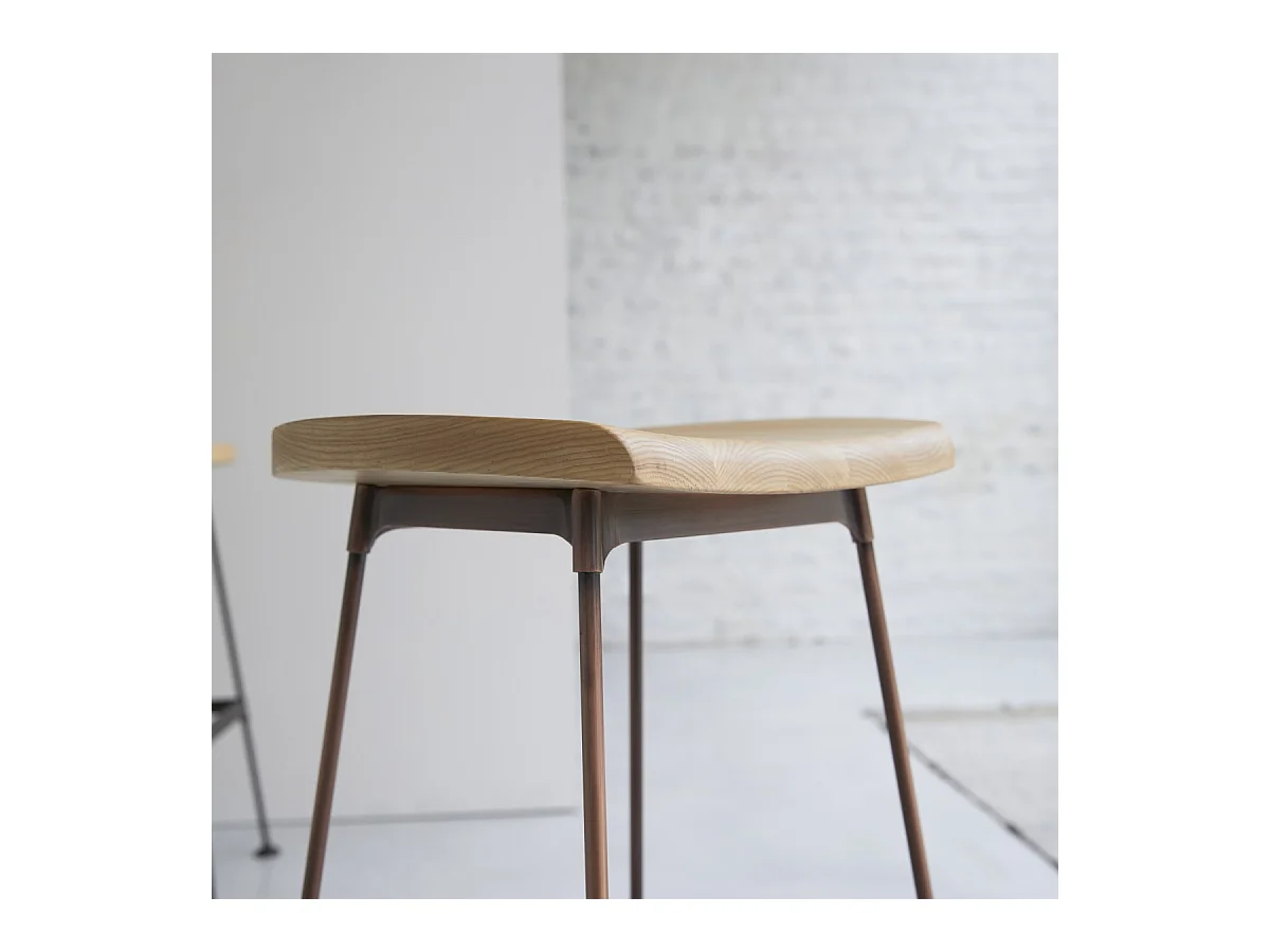 Hoher Hocker Diego copper aus Metall und Eschenholz