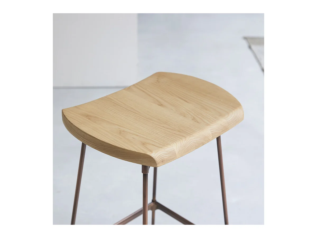 Hoher Hocker Diego copper aus Metall und Eschenholz