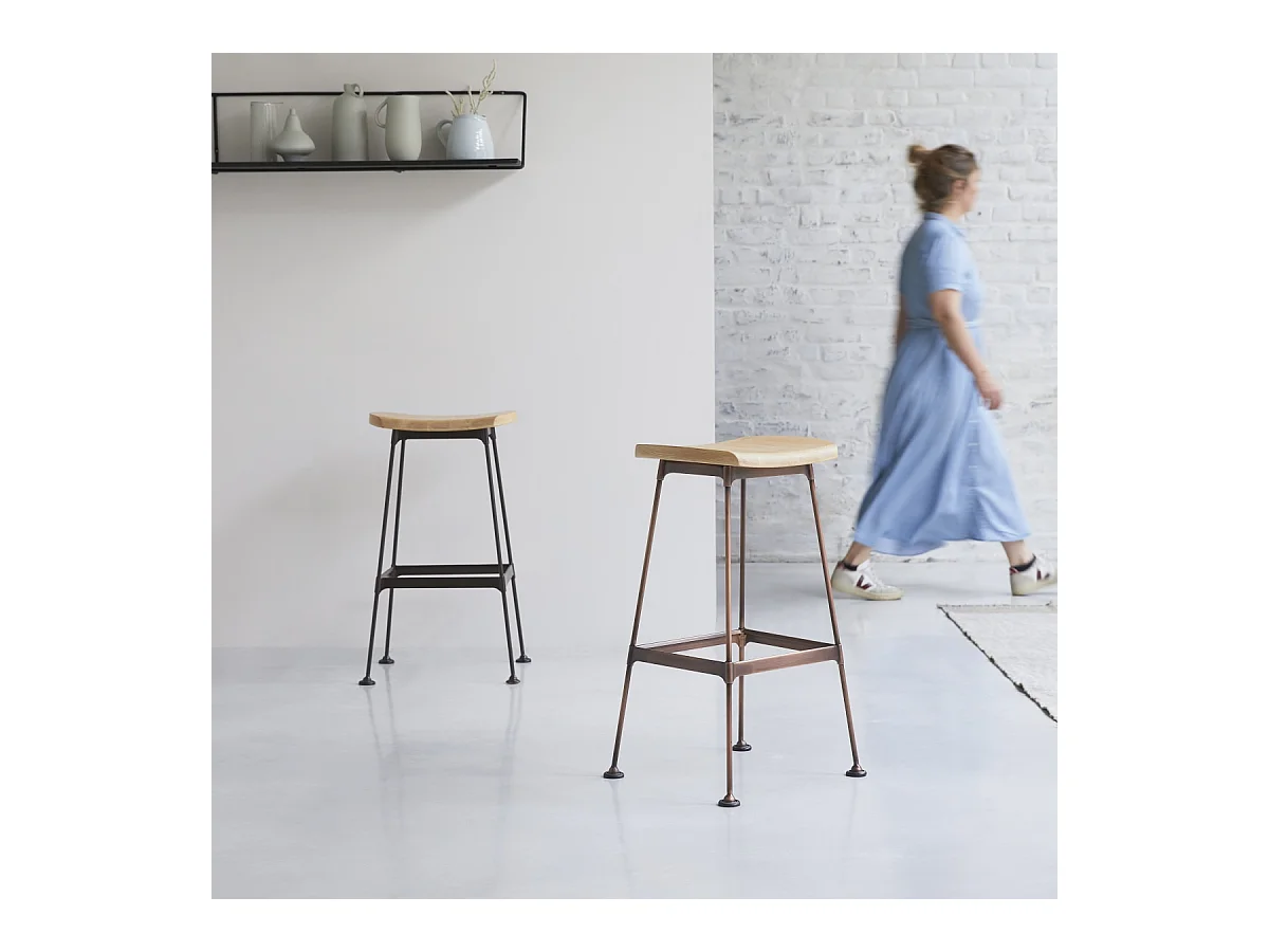 Hoher Hocker Diego copper aus Metall und Eschenholz