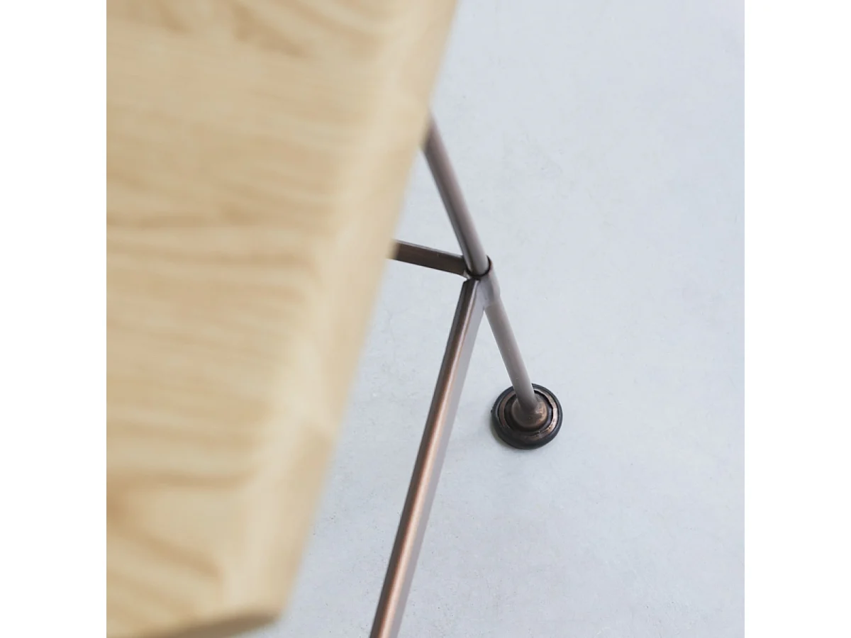 Hoher Hocker Diego copper aus Metall und Eschenholz