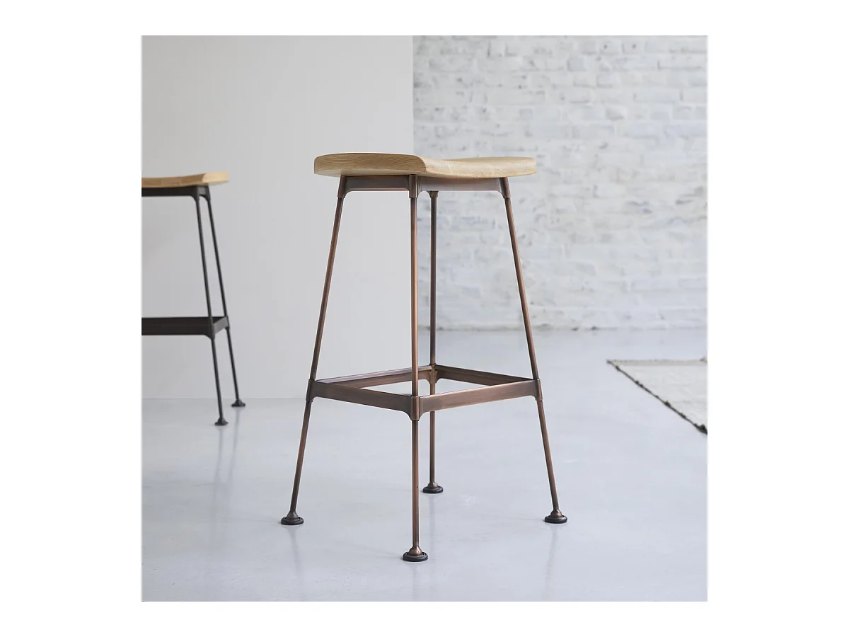 Hoher Hocker Diego copper aus Metall und Eschenholz