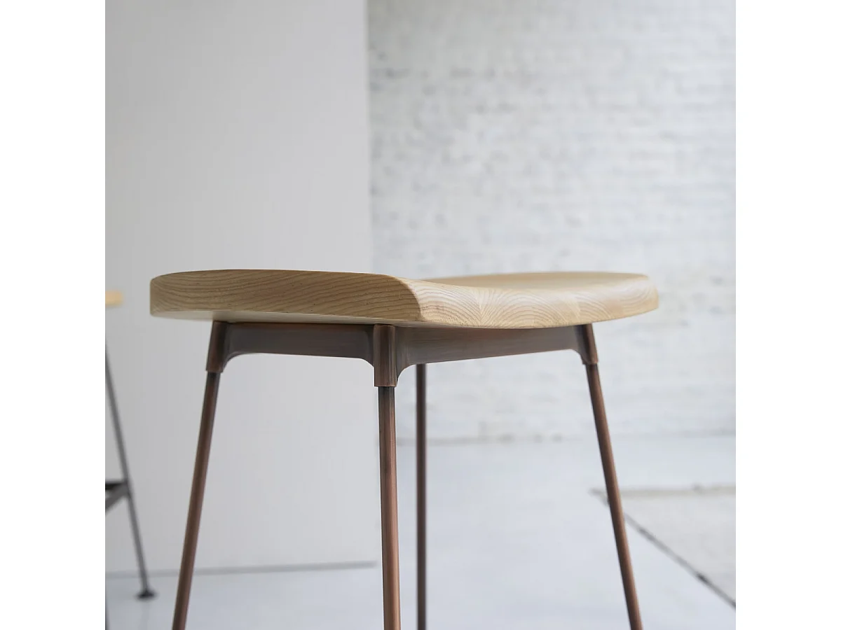 Hoher Hocker Diego copper aus Metall und Eschenholz