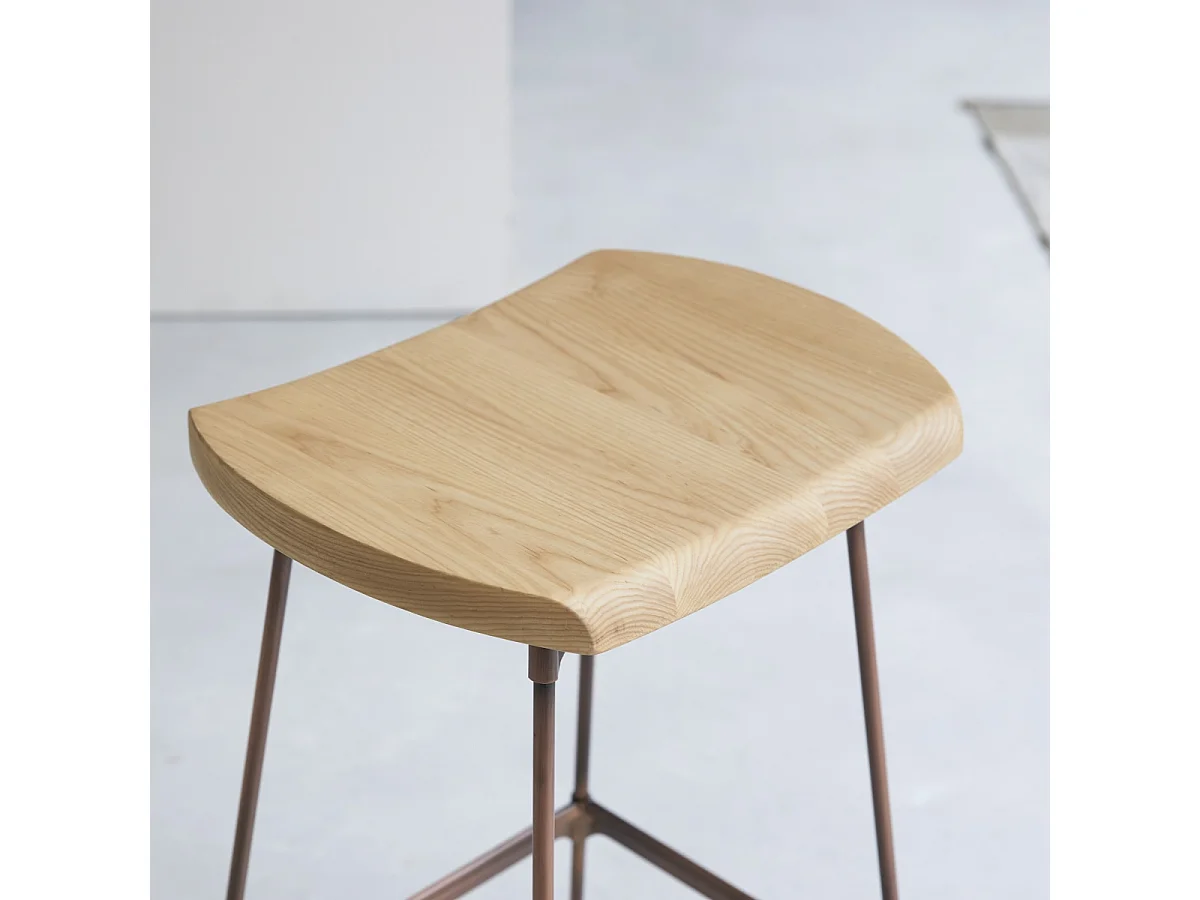 Hoher Hocker Diego copper aus Metall und Eschenholz