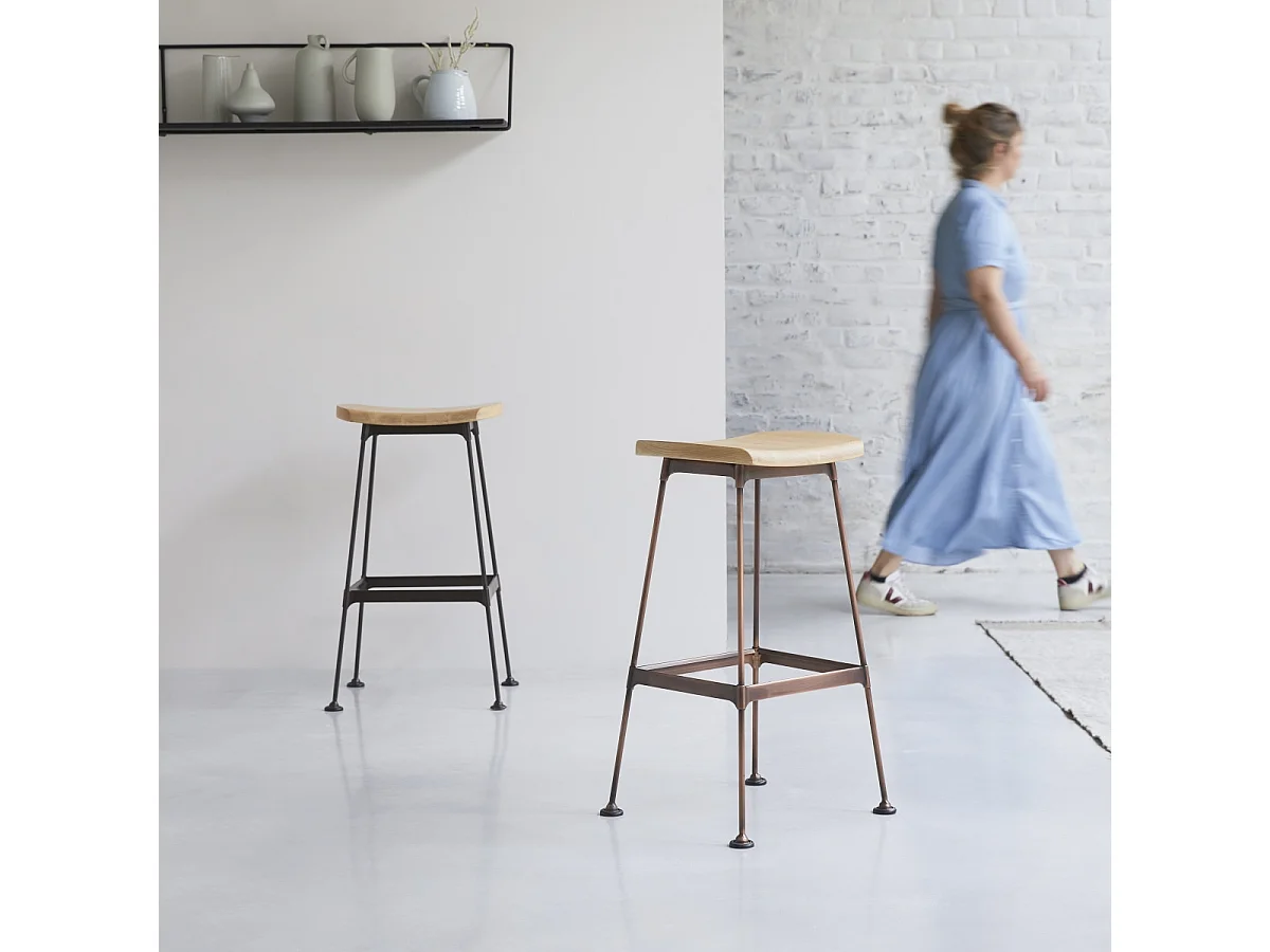 Hoher Hocker Diego copper aus Metall und Eschenholz