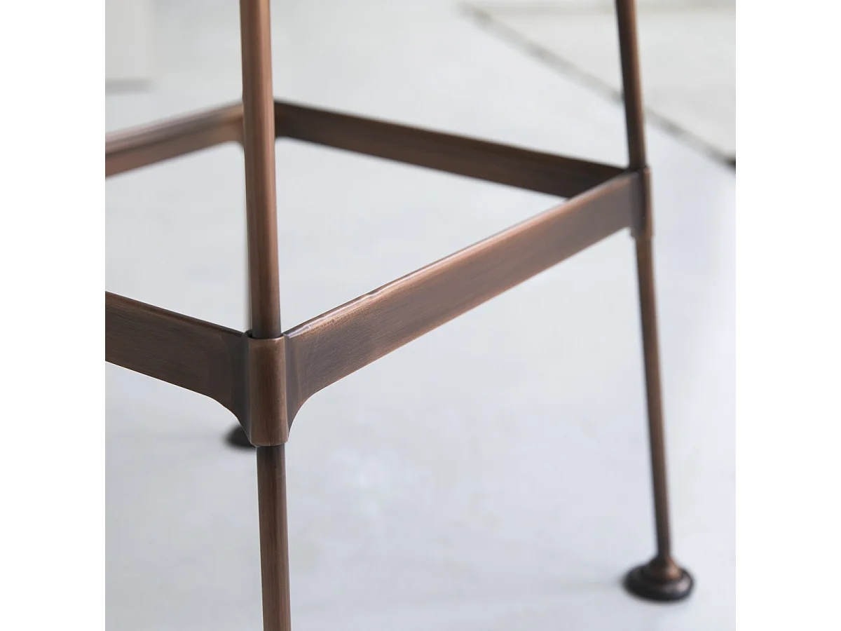 Hoher Hocker Diego copper aus Metall und Eschenholz