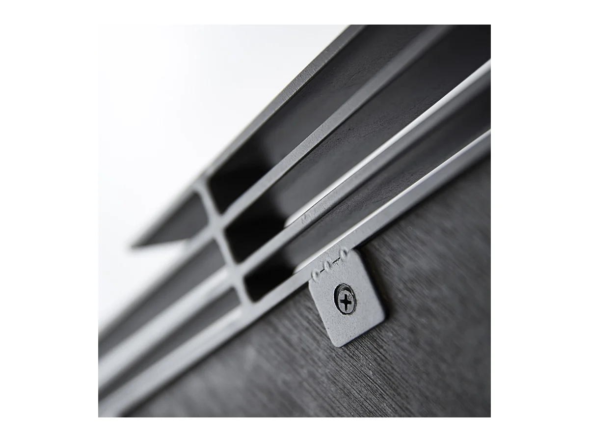 Dreieckiger Spiegel aus lackiertem schwarzen Metall Maho 60