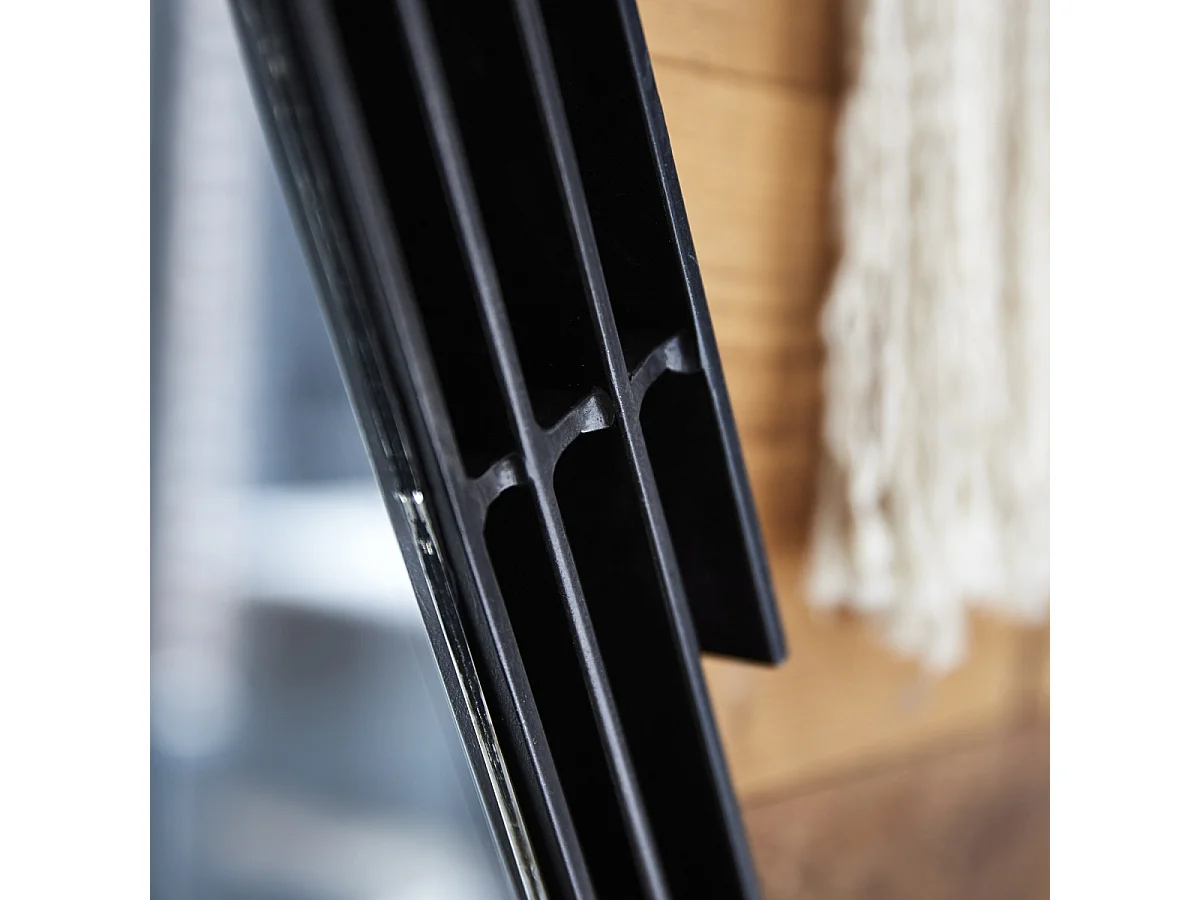 Dreieckiger Spiegel aus lackiertem schwarzen Metall Maho 60