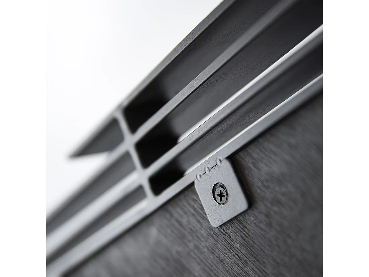 Dreieckiger Spiegel aus lackiertem schwarzen Metall Maho 60