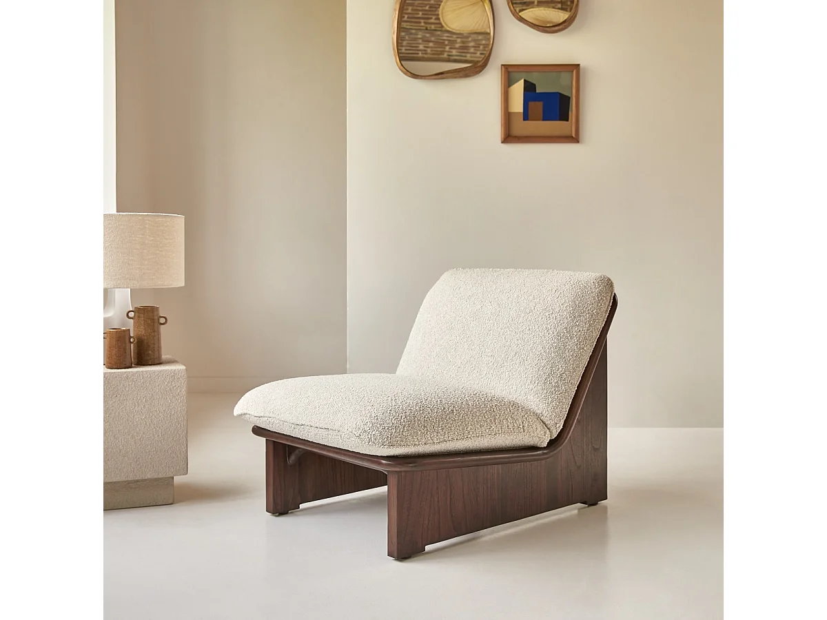 Poltrona in legno massello di mindi con tessuto bouclé écru Folk, 1 posto