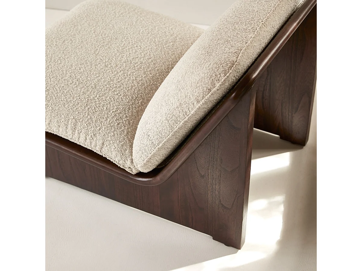 Poltrona in legno massello di mindi con tessuto bouclé écru Folk, 1 posto