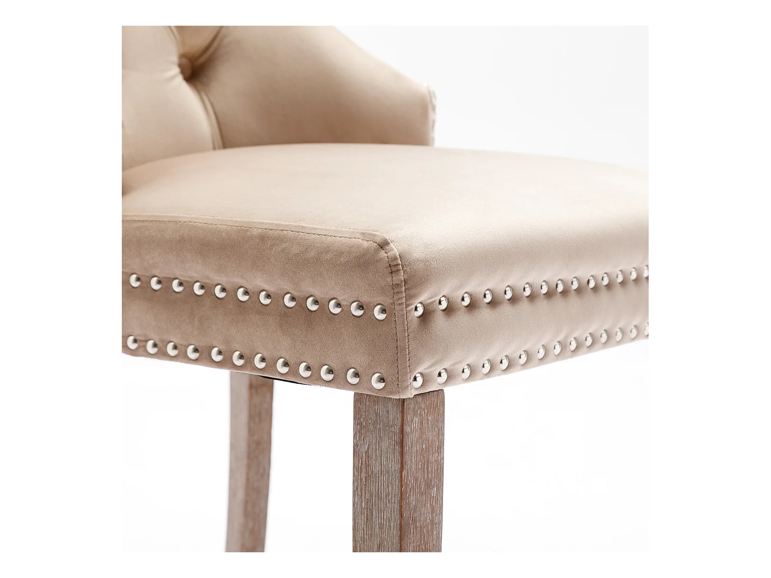Cadeira de jantar de 2 peças, encosto abotoado, borda rebitada, pernas de madeira maciça, tecido de veludo, bege