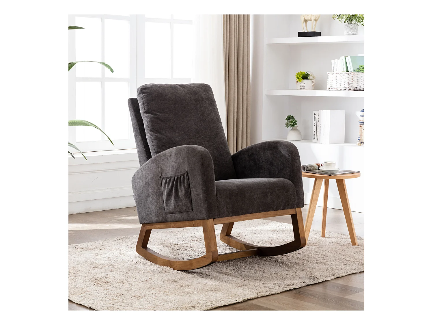 Cómoda mecedora de madera con acolchado suave y bolsillos laterales, color marrón