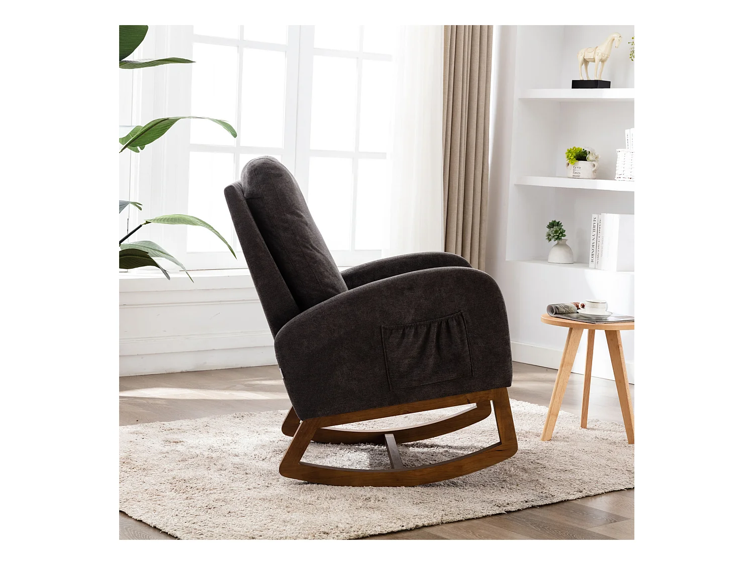 Cómoda mecedora de madera con acolchado suave y bolsillos laterales, color marrón