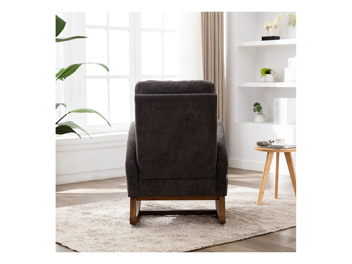 Cómoda mecedora de madera con acolchado suave y bolsillos laterales, color marrón