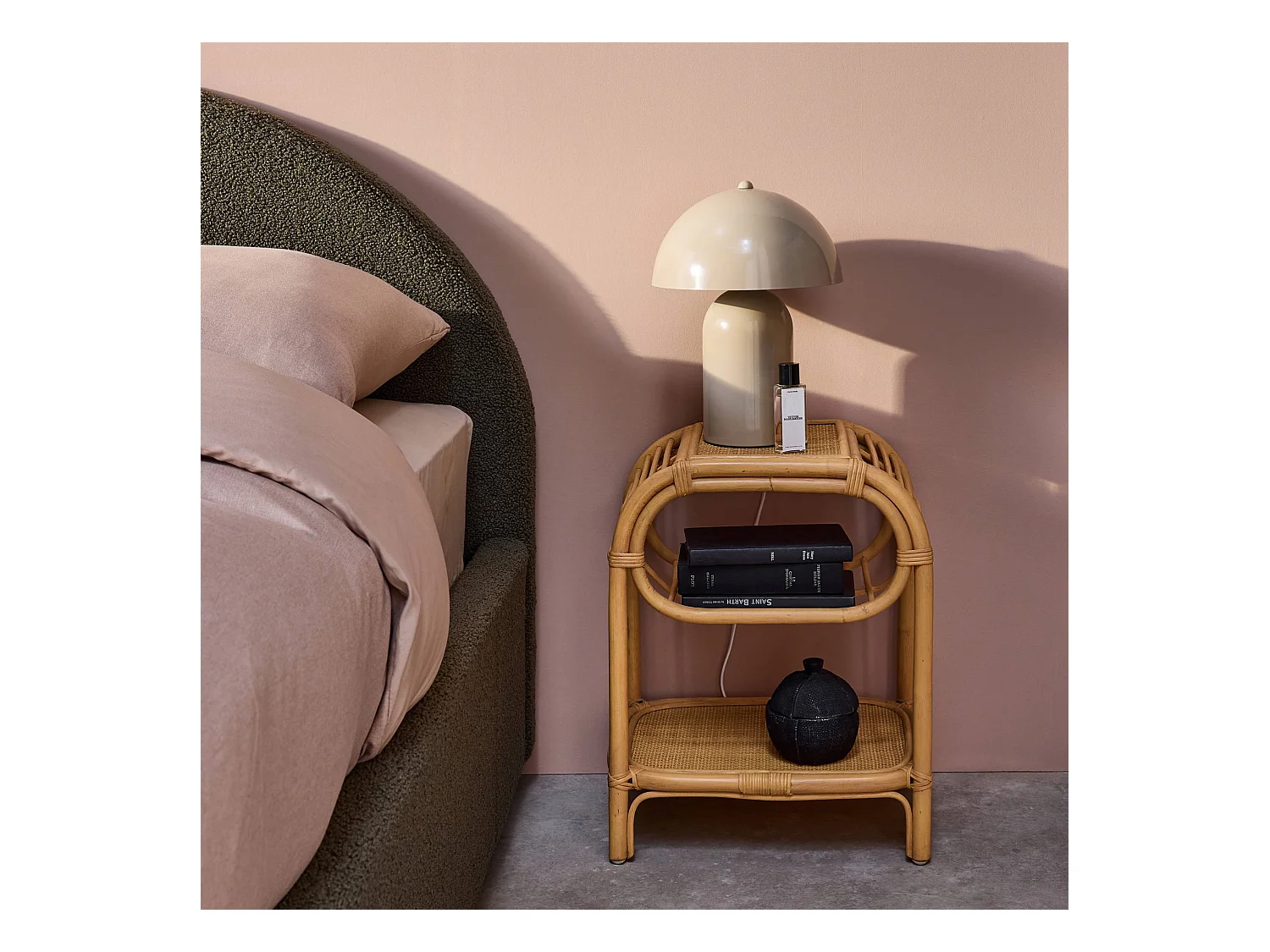 Comodino in rattan naturale curvato 1 ripiano 1 nicchia, marrone