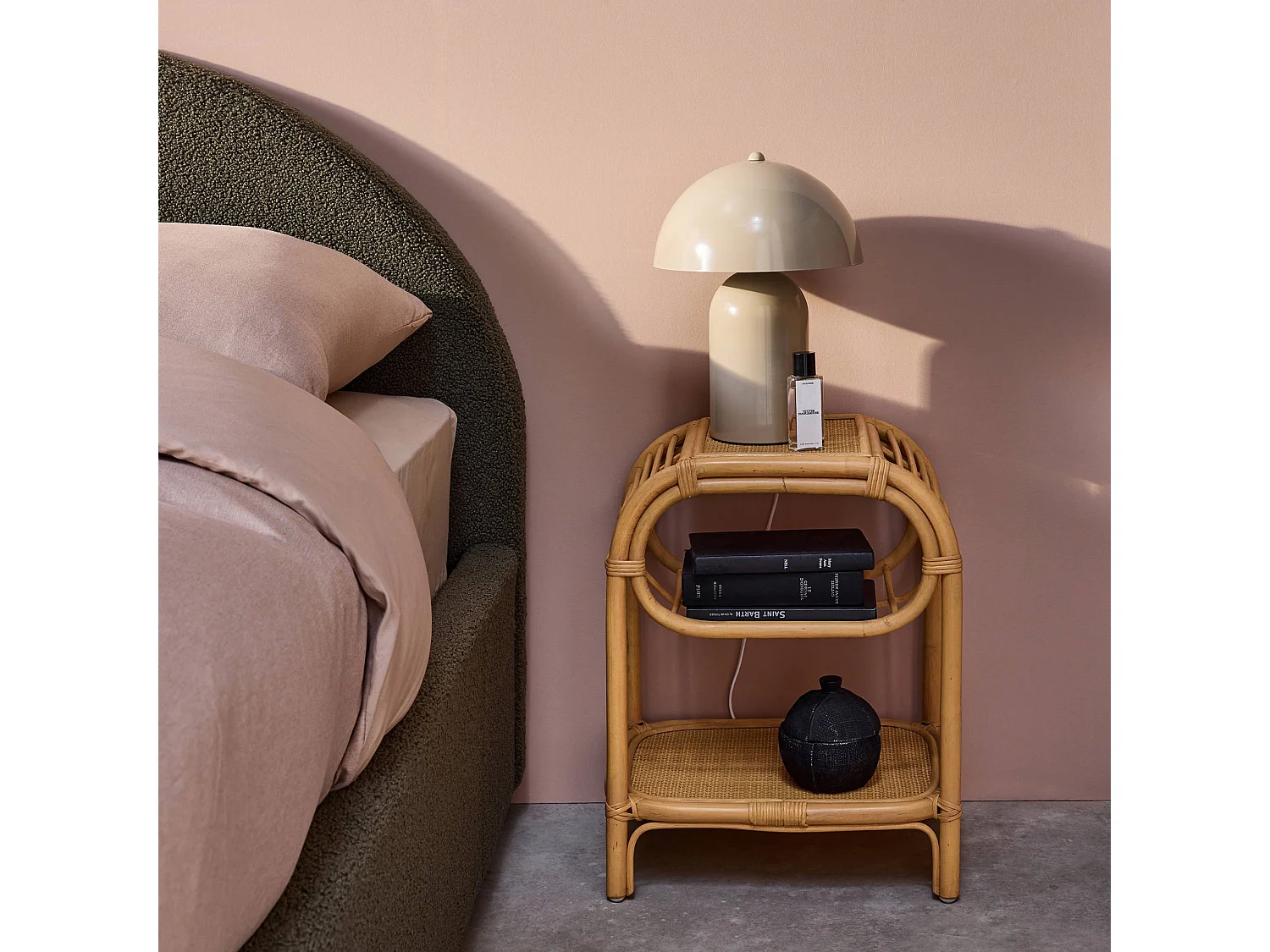 Table de chevet rotin naturel courbé 1 étagère 1 niche L 40 x P 30 x H 50cm - Serang