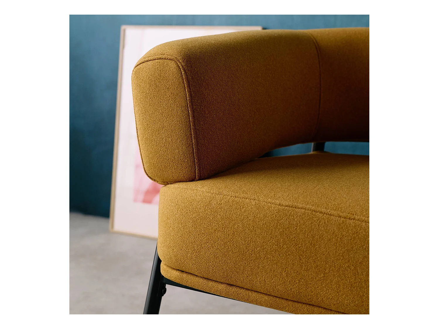 Fauteuil tissu moutarde dossier incurvé piétement métal L 81.5 x P 72.5 x H 69 cm - Cristo