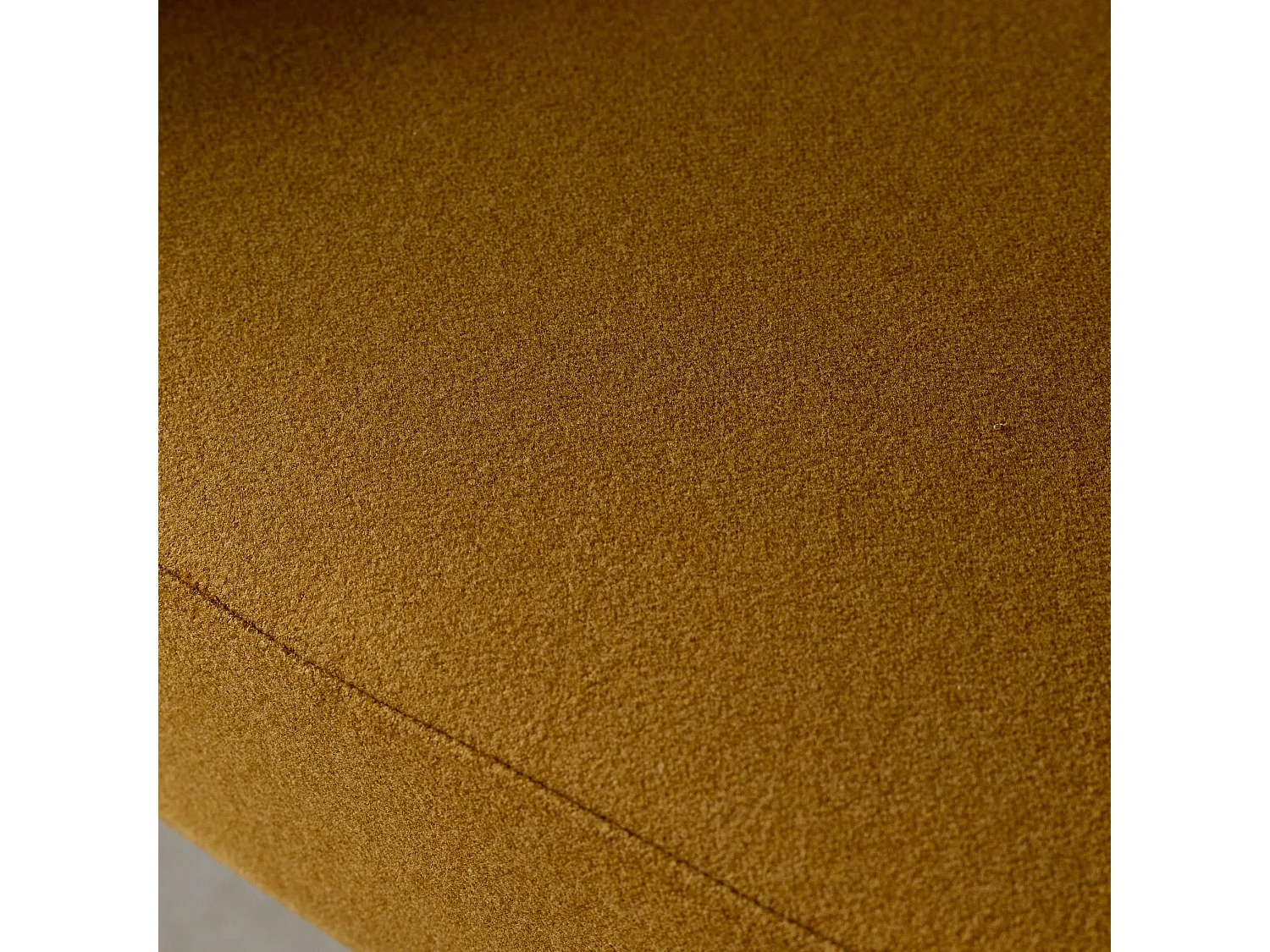 Sillón de tela con respaldo curvo y patas de metal mostaza