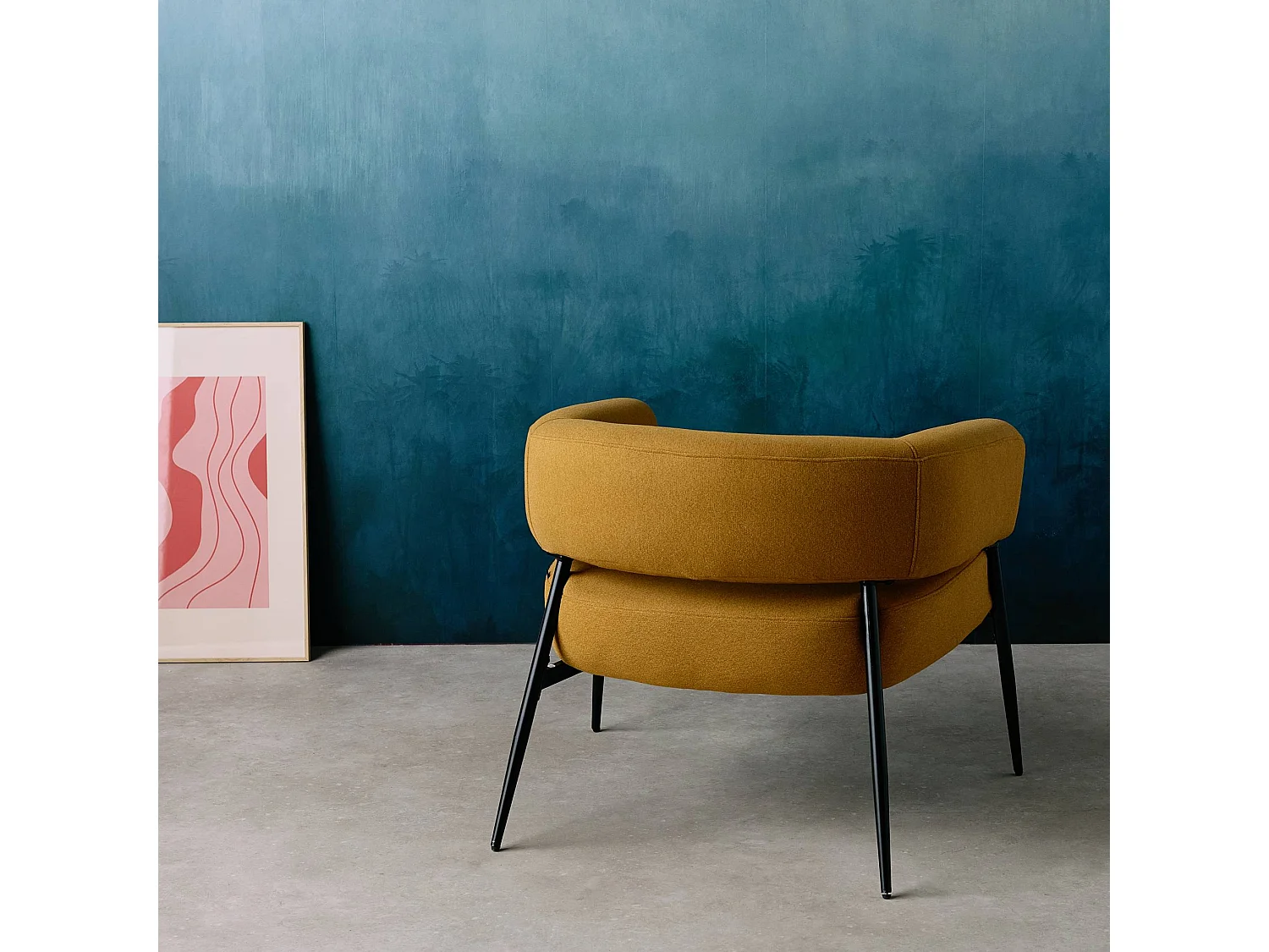 Sillón de tela con respaldo curvo y patas de metal mostaza