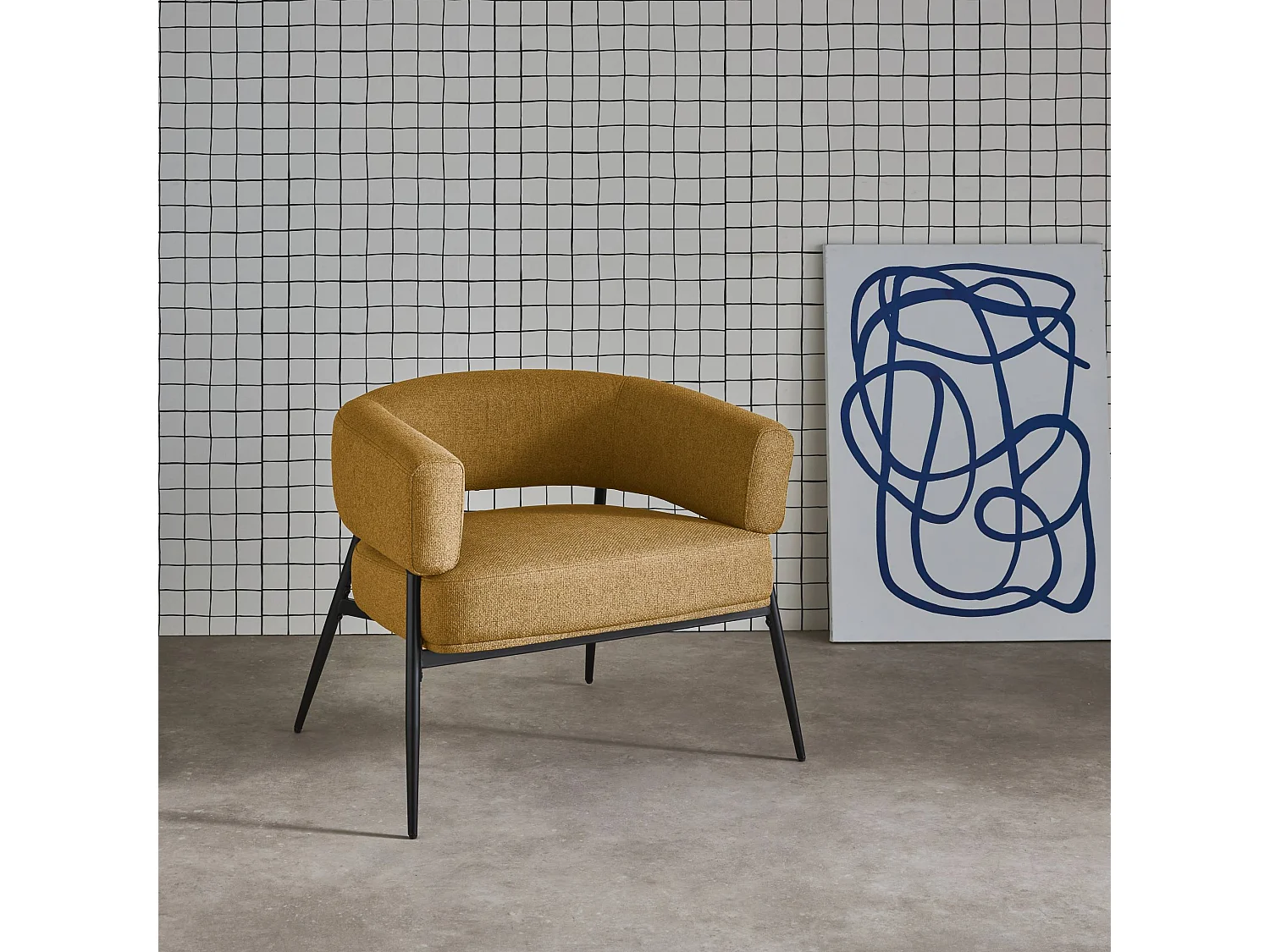 Sillón de tela con respaldo curvo y patas de metal mostaza