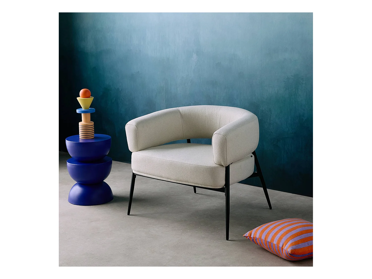 Fauteuil tissu blanc dossier incurvé piétement métal L 81.5 x P 72.5 x H 69 cm - Cristo