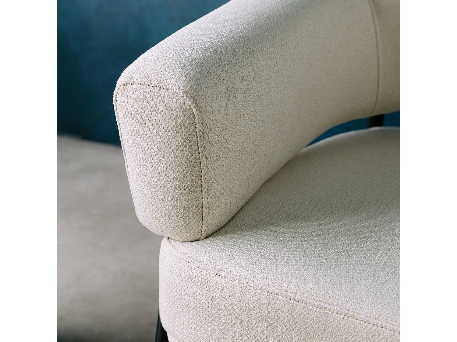 Fauteuil tissu blanc dossier incurvé piétement métal L 81.5 x P 72.5 x H 69 cm - Cristo